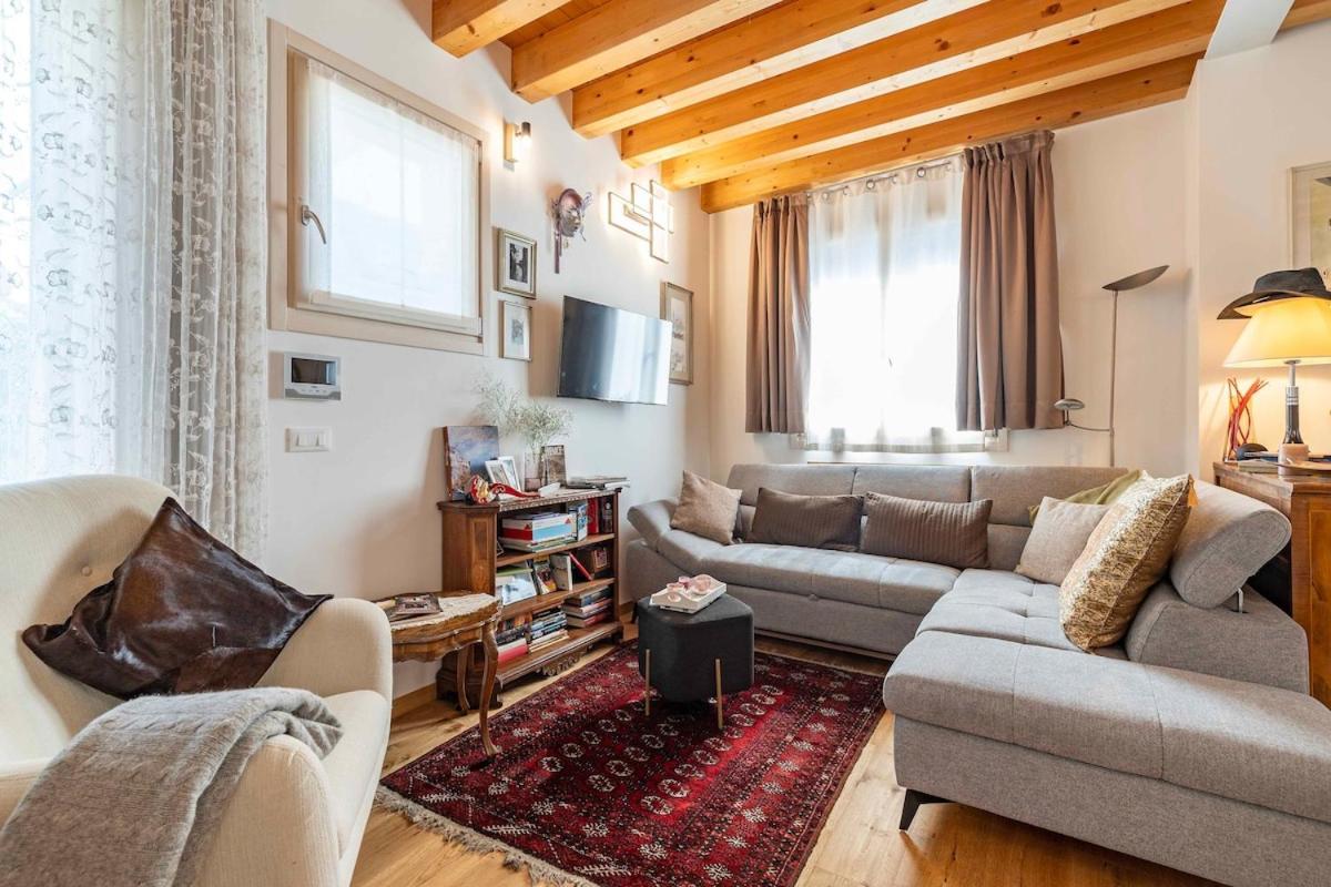 Stylish House Near With Parking Ferienhaus